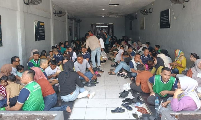 Keluarga dan napi berbaur saat jam kunjungan di hari libur di Lapas Bengkalis, Senin (16/2/2026).