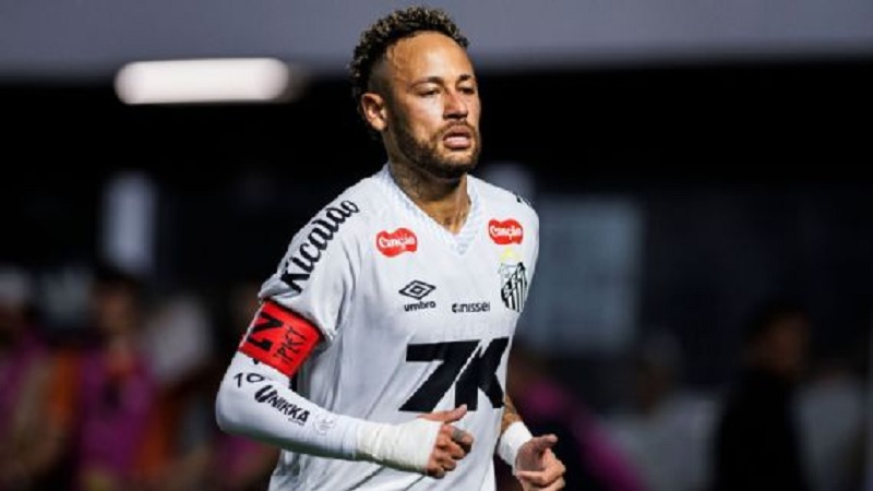 Top skorer Timnas Brasil, Neymar kembali bergabung dengan Santos setelah operasi lutut.
