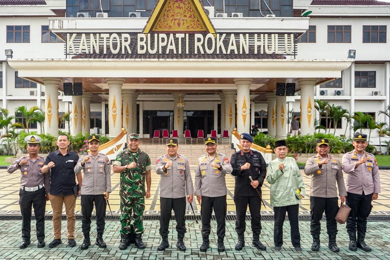 Kapolda Riau Irjen Herry Heryawan bersama Danrem 031/WB Brigjen Agustatius Sitepu foto bersama usai melakukan sejumlah agenda kegiatan bertempat di halaman Kantor Bupati Rohul. Senin (16/2/2026).