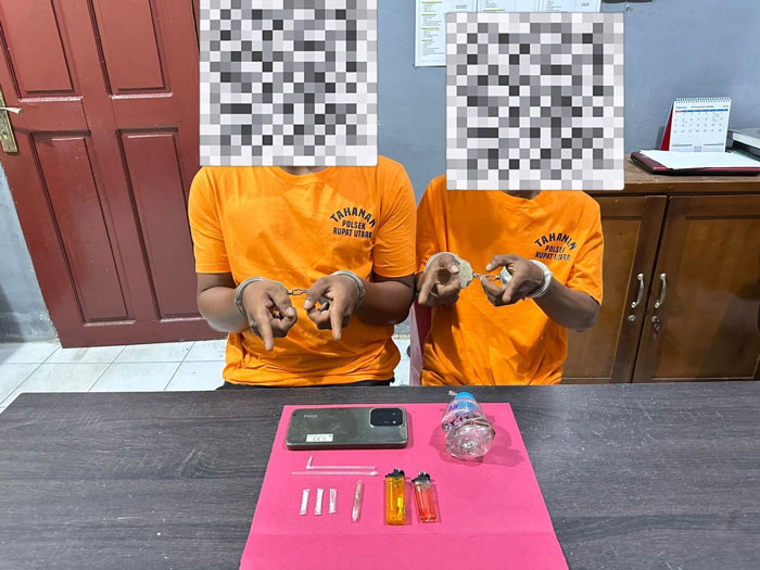 Tim Opsnal Polsek Rupat Utara mengamankan dua pengedar sabu bersama barang bukti sabu 0,35 gram di Mapolsek Rupat Utara, Senin (16/2/2026).