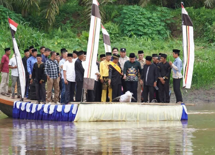 Prosesi membuang atau menjatuhkan kepala kerbau ke sungai Kuantan dalam helat tradisi "Mambasue Nogori" masyarakat IV Koto Lubuk Ambacang Kecamatan Hulu Kuantan, Ahad (15/2/2026) siang.
