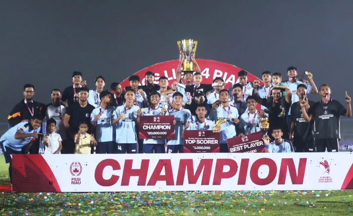 Pemain, pelatih dan ofisial Wahana FC foto bersama usai penyerahan hadiah juara RS Awal Bros Liga 4 Zona Riau tahun 2025/2026 di Stadion Gelora Hangtuah Pekanbaru, Ahad (15/2/2026) malam.