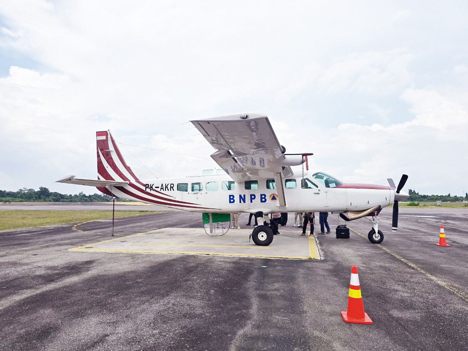 Pesawat Cessna Grand Caravan 208B Reg PK-AKR parkir  di Pangkalan Udara Roesmin Nurjadin Pekanbaru, Senin (16/2/2026).