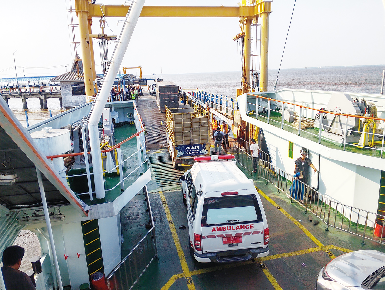 Kendaraan keluar dari kapal Ro-Ro di Dermaga Sungai Selari-Pakning menuju ke Bengkalis, Senin (16/2/2026).