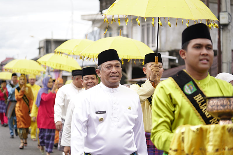 Bupati Anton bersama Wabup H Syafaruddin Poti dan rombongan berjalan menuju lokasi potang bolimau di Waterfront City Pujasera Pasirpengaraian, Selasa (17/2/2025) petang.