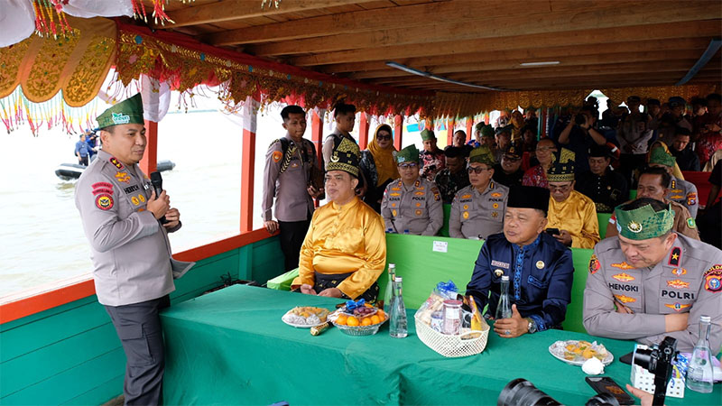 Susur sungai yang diikuti Kapolda Riau Irjen Herry Heryawan, bersama Bupati Kepulauan Meranti, AKBP (Purn) H Asmar, Forkopimda, dan tokoh adat, Selasa (17/2/2026).