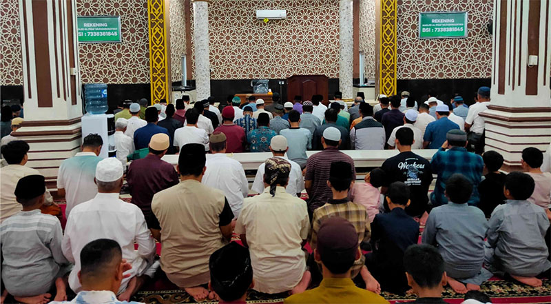Jemaah Masjid Al Fida Jalan KH Ahmad Dahlan melaksanakan ibadah Salat Tarawih, Selasa (17/2/2026).
