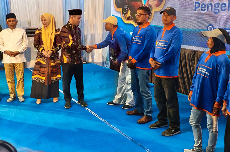 Wako Agung Nugroho didampingi Ketua TP PKK Pekanbaru Sulastri Agung memberikan cinderamata pada Perwakilan LPS saat bersilaturahmi, Selasa (17/2/2026).
