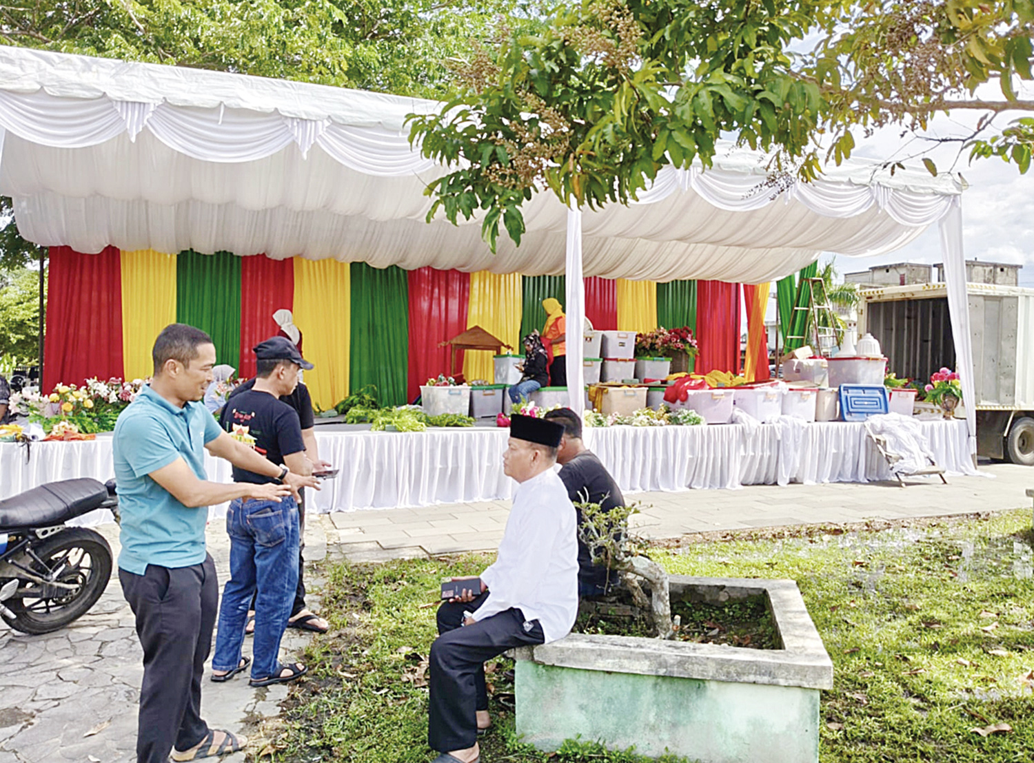 Asisten II Setdakab Rohul sekaligus Ketua MKA LAMR Rohul Drs H Yusmar MSi (baju putih) meninjau persiapan acara tradisi potang bolimau tingkat kabupaten di Waterfront City Pujasera Pasirpengaraian, Senin (16/2/2026) petang.