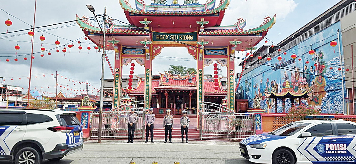 Personel Polres Siak patroli dan memastikan perayaan Imlek di Kabupaten Siak berlangsung aman dan lancar, Senin (16/2/2026).