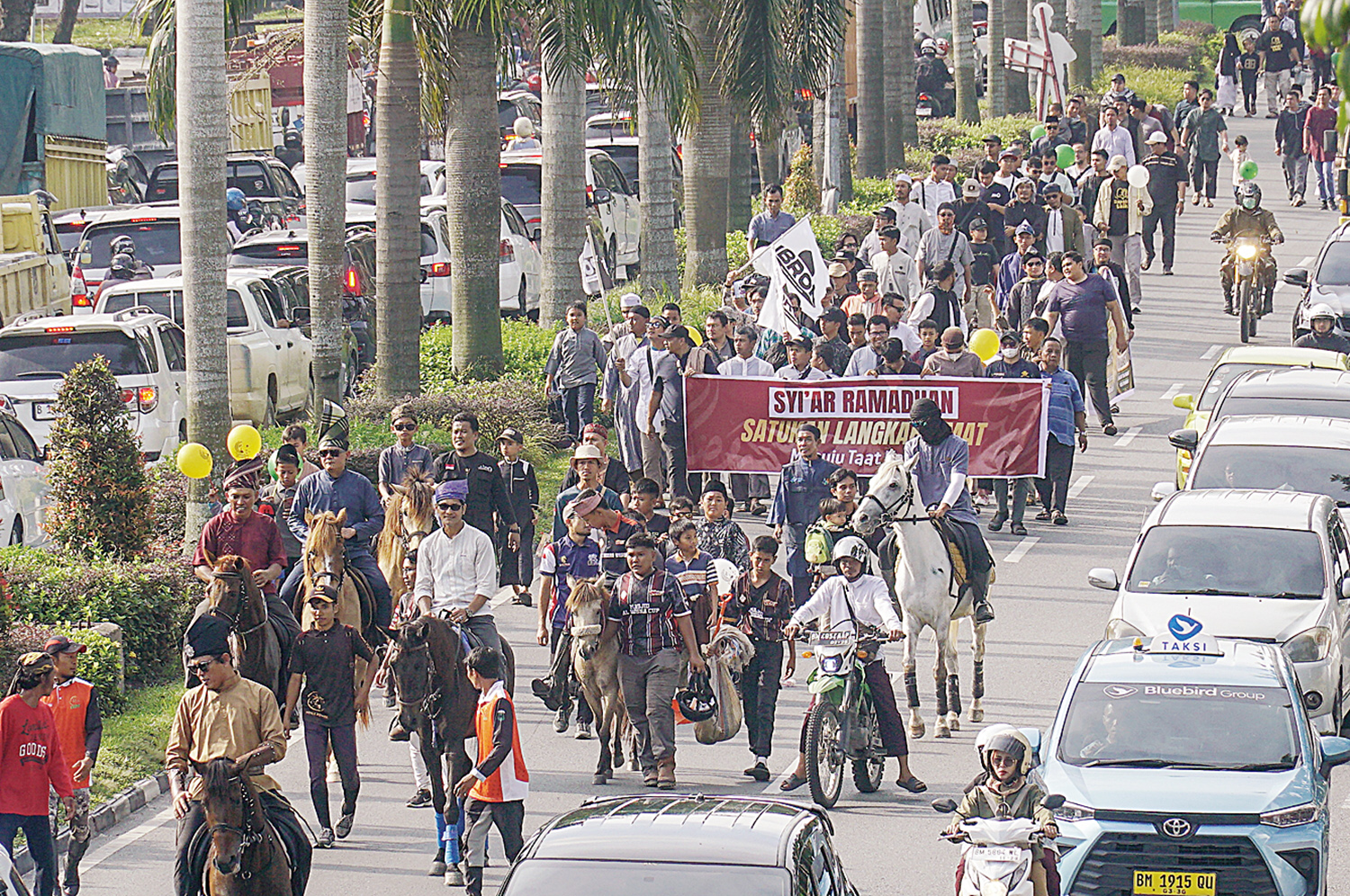 MHD AKHWAN/RIAUPOS  PAWAI: Umat muslim di Pekanbaru yang tergabung dalam Komunitas Ukhuwah Rindu Ramadan menggelar Pawai Syiar Ramadan, meliputi iringan berkuda dan mobil off road.