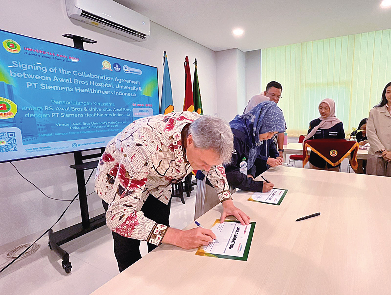 RS Awal Bros Group bersama Universitas Awal Bros menandatangani kesepakatan kolaborasi strategis jangka panjang dengan raksasa teknologi medis global PT Siemens Healthineers Indonesia, Senin (16/2/2026).