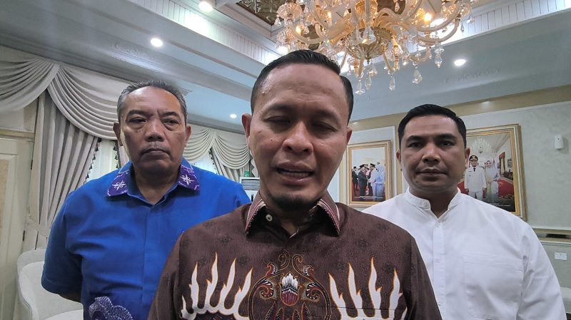 Wako Pekanbaru Agung Nugroho didampingi Pj Sekdako Pekanbaru Ingot Ahmad Hutasuhut dan Inspektur Kota Pekanbaru Zulhelmi Arifinmemberikan keterangan pers usai rapat bersama Forkopimpda, Selasa (17/2)