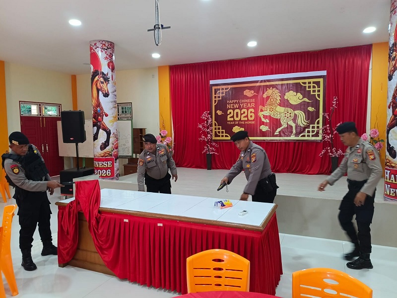 Personel Polres Kuansing melakukan perayaan Imlek di Vihara Sriwijaya Telukkuantan, Selasa (17/2/2026).