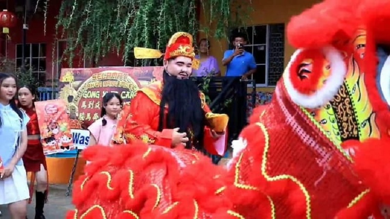 Kehadiran simbolisasi Dewa Rezeki dalam perayaan tahun baru imlek di Vihara Budi Bhakti Kecamatan Tembilahan Hulu, Inhil, Selasa (17/2/2026).