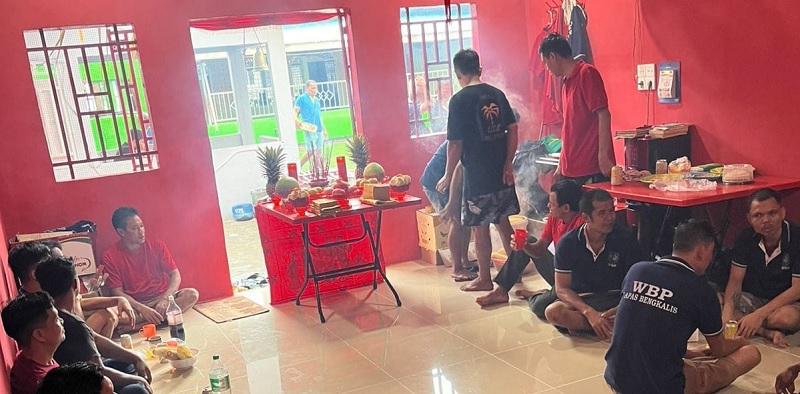Sebanyak 25 WBP Lembaga Pemasyarakatan Kelas IIA Bengkalis, keturunan Tionghoa merayakan Tahun Baru Imlek 2026 dengan sederhana dan penuh khidmat, Selasa (17/2/2026).
