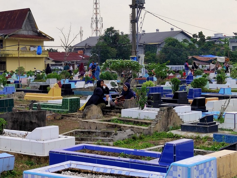 Sejumlah warga berziarah kubur ke makam kerabatnya di Pemakaman Sumber Sari Jalan Hijrah Pekanbaru, Ahad (15/2/2026).
