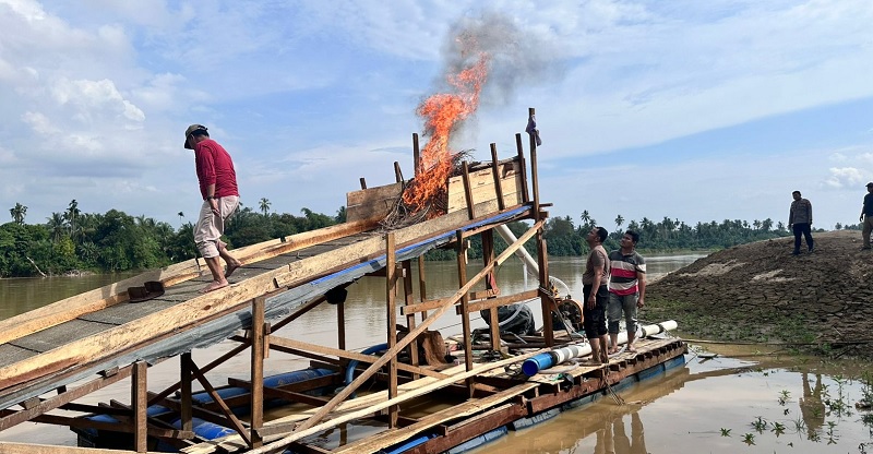 Tiga rakit PETI yang ditinggal pemiliknya dalam keadaan kosong di Desa Pulau Busuk Inuman, dibakar oleh personel Polsek Cerenti, Senin (16/2/2026) siang.