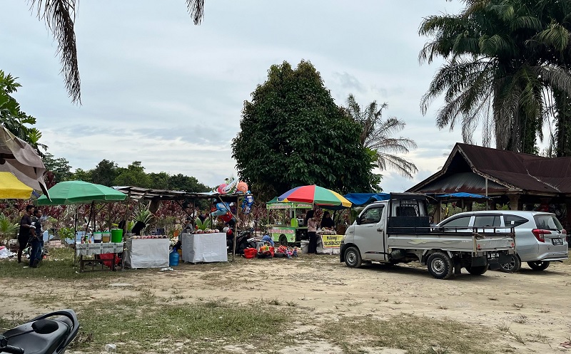 Tempat Pemakaman Umum (TPU) Kamboja di Jalan Kamboja, Kelurahan Simpang Baru, Kecamatan Binawidya, dipadati peziarah dan penjual bunga, pada Selasa (17/2/2026).