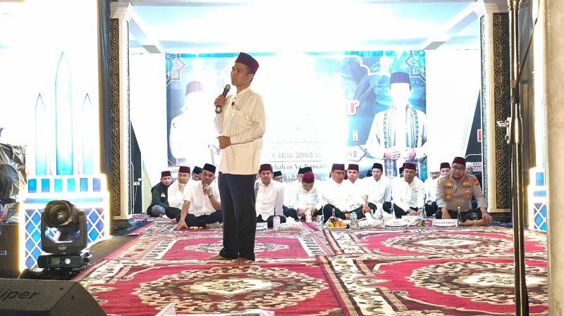 Ustaz Abdul Somad menyampaikan tausiyah saat tabliq akbar di Mapolres Kampar, Senin (16/2/2026) malam.