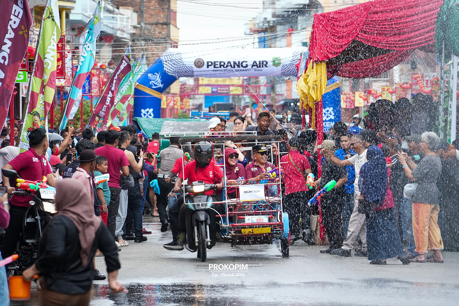 Bupati Kepulauan Meranti Asmar didampingi istri menaiki becak motor saat meramaikan Festival Perang Air 2026 di Selatpanjang, Selasa (17/2/2026).