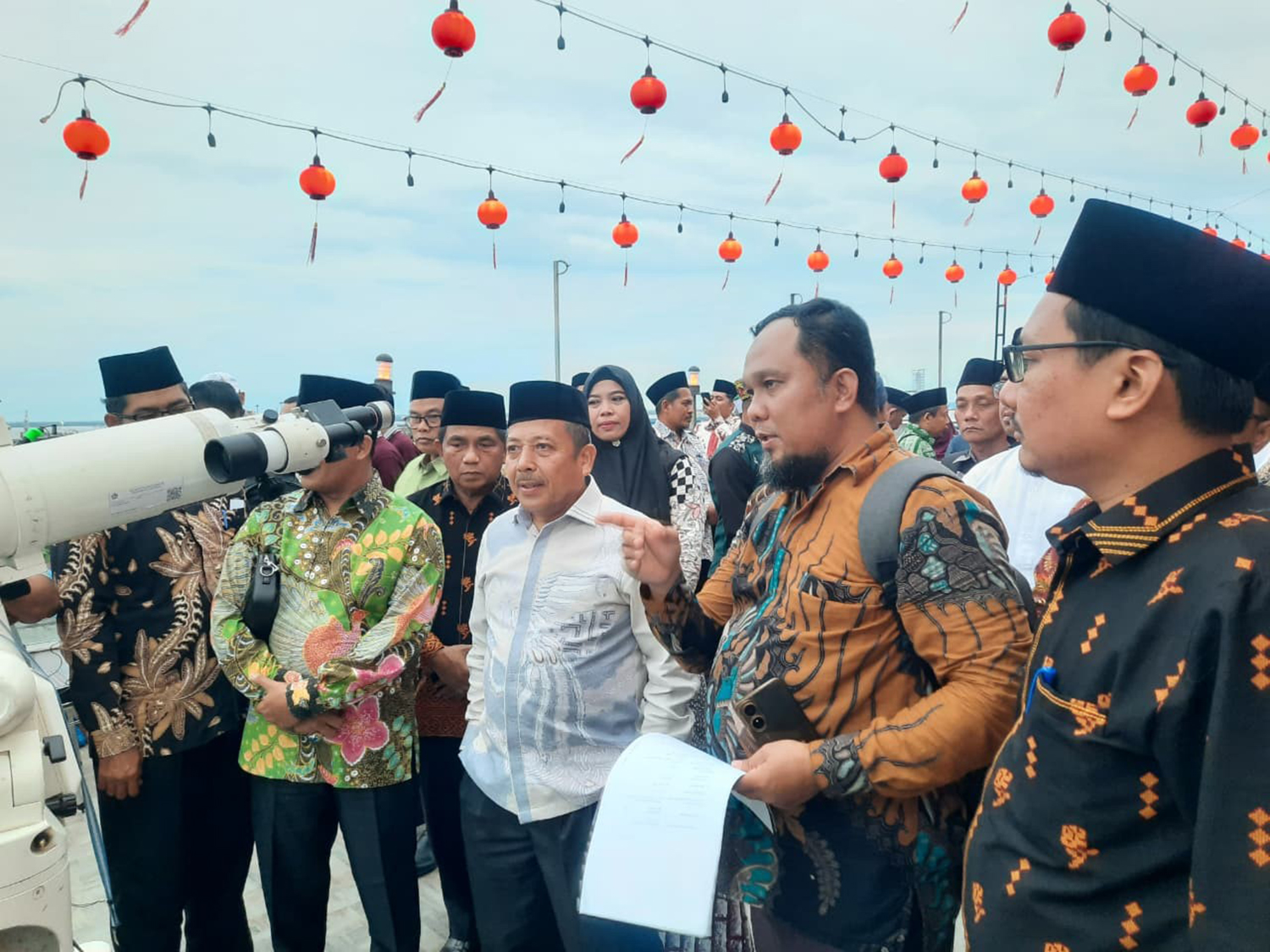 Kepala Kantor Wilayah Kementerian Agama  Riau Muliardi beserta pihak terkait memantau hilal di Rofftop Hotel Sonaview Dumai, Selasa (17/2/2026). Foto kiri, personel Lembaga Falakiyah PWNU Jakarta