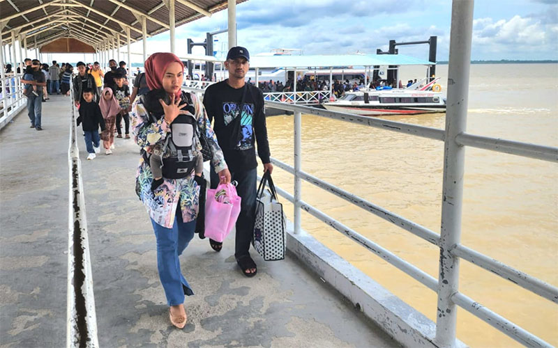 Aktivitas penumpang di Pelabuhan Tanjung Harapan.