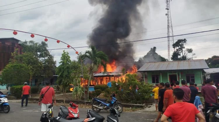 Rumah warga di Kecamatan Rupat Utara terbakar saat ditinggal pergi pas perayaan Imlek. Warga pun berusaha membantu padamkan api, Selasa (17/2/2026) sore.