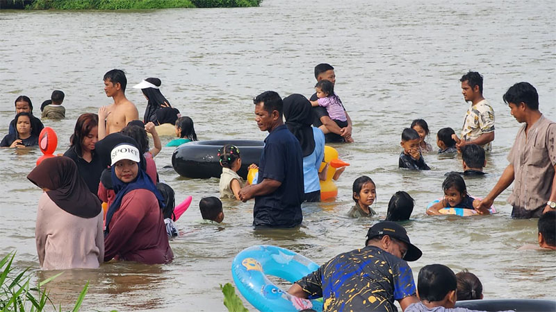 Tradisi balimau kasai di Desa Pulau Lawas, Kecamatan Bangkinang, Kabupaten Kampar, berlangsung meriah, Rabu (18/2/2026).
