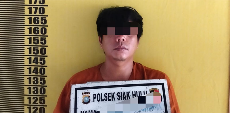 Jajaran Polsek Siak Hulu mengamankan pelaku pencurian sepeda motor setelah diamankan warga di Kantor Desa Teratak Buluh, Kecamatan Siak Hulu, Kabupaten Kampar, Senin (16/2/2026) malam.