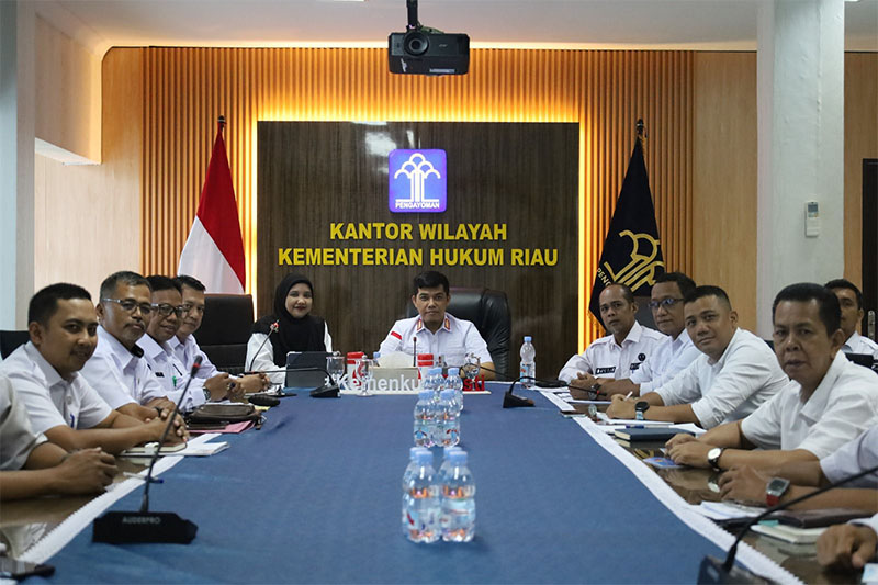 Kepala Kanwil Kemenkum Riau Rudy Hendra Pakpahan menghadiri penyerahan Hasil Analisis Perda Lahan Pangan Berkelanjutan, Rabu (18/2/2026).
