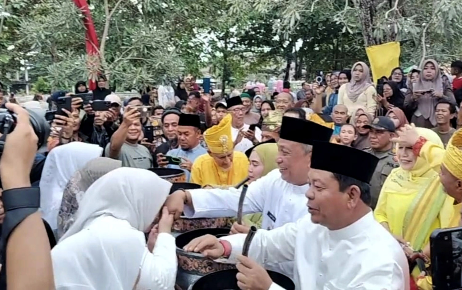 Bupati dan Wabup Rohul Anton dan H Syafaruddin Poti sedang melimau istri dalam acara potang bolimau tingkat kabupaten yang dipusatkan di Waterfront City Pujasera Pasirpengaraian, Selasa (17/2/2026).