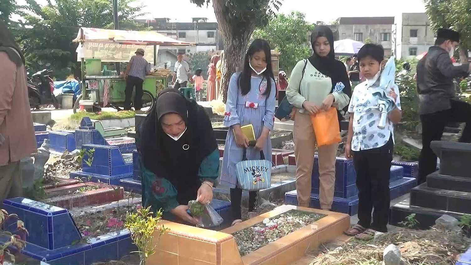 Ziarah Kubur : Sejumlah warga berziarah kubur ke makam kerabatnya di TPU Senapelan Pekanbaru, Selasa (17/2/2026). ft : EVAN GUNANZAR/RIAU POS