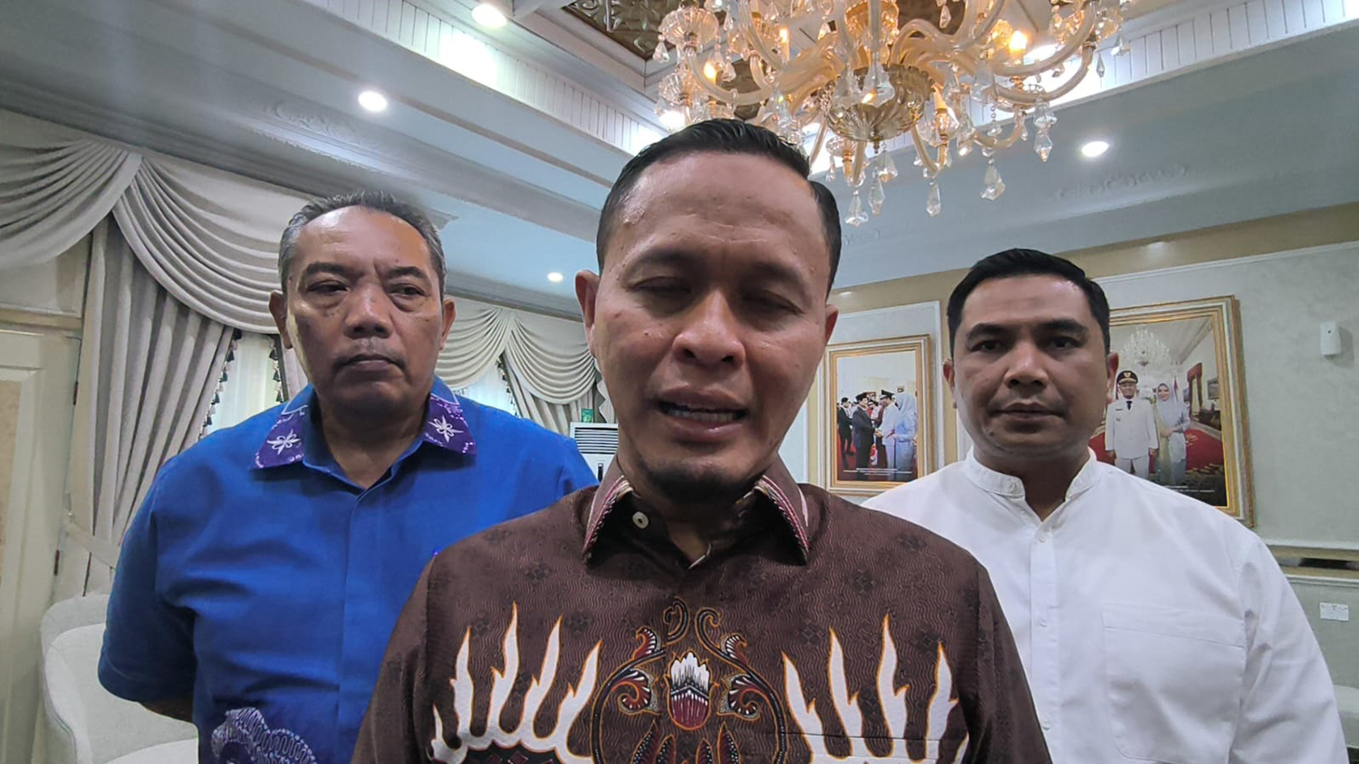 Wali Kota Pekanbaru Agung Nugroho didampingi Pj Sekko Pekanbaru Ingot Ahmad Hutasuhut dan Inspektur Pekanbaru Zulhelmi Arifin memberikan keterangan pers usai rapat bersama Forkopimda Pekanbaru, Selasa