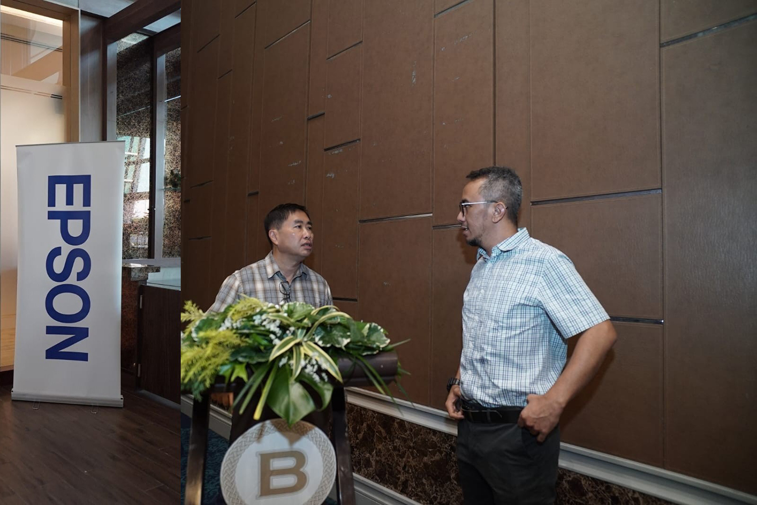 Managing Director Epson Indonesia Ng Ngee Khiang (kiri) berbincang dengan Head of Brand & Communication Epson Indonesia Nolly Dhanurendra (kanan) di sela-sela acara media gathering bersama awak media