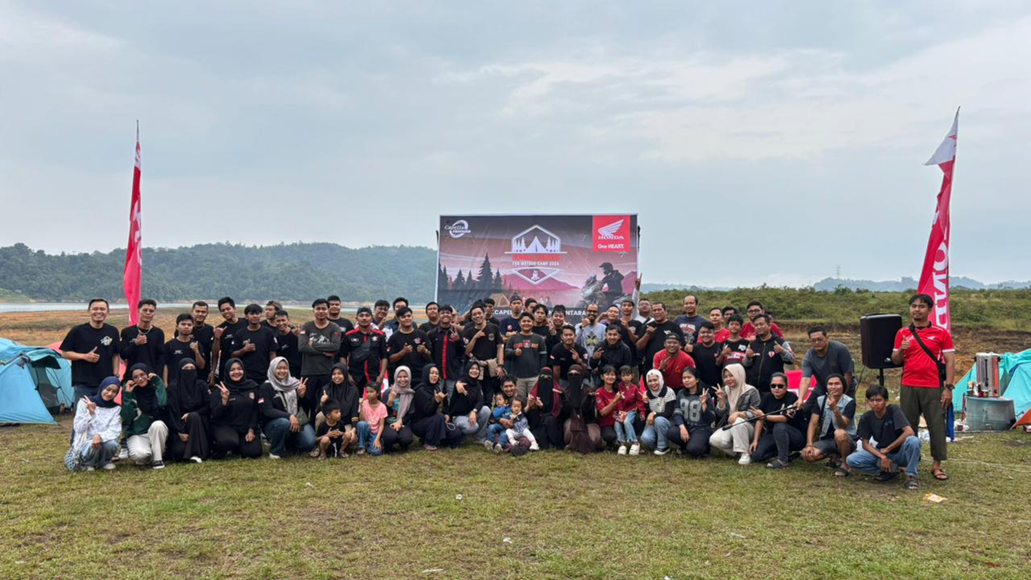 Peserta iven Honda Bikers Fun Motour Camp 2026 foto bersama di sela-sela kegiatan, baru-baru ini.