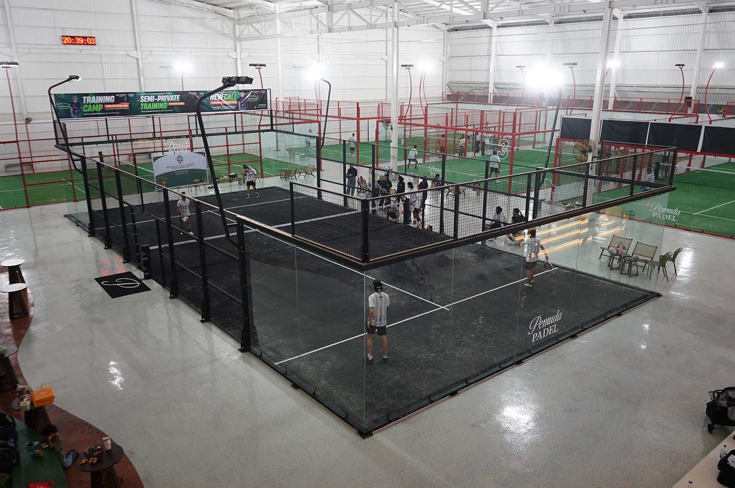 Aktivitas warga berolahraga di Pemuda Padel dalam kawasan Pemuda City Walk Pekanbaru, Senin (16/2/2026).