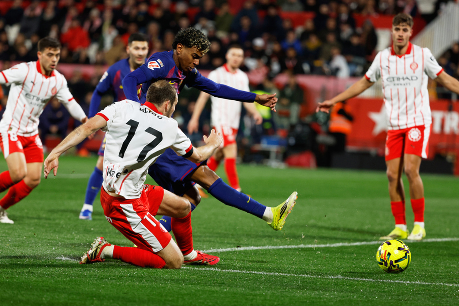 Penyerang sayap Barcelona Lamine Yamal berduel dengan bek Girona Daley Blind dalam jornada ke-24 LALIGA di Estadio Municipal de Montilivi, Selasa (17/2/2026).