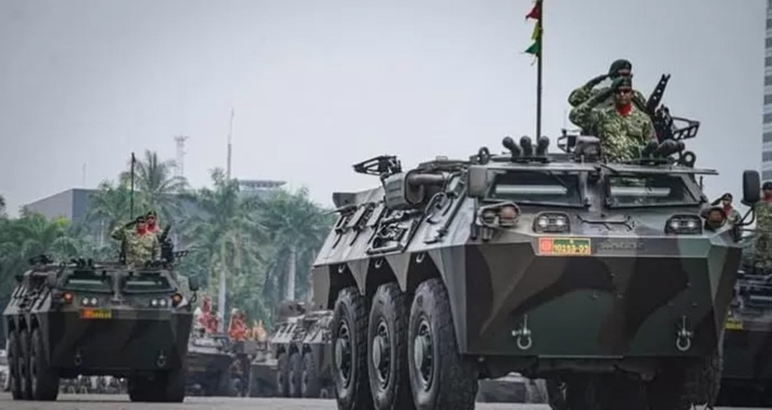 Alat Utama Sistem Pertahanan TNI produksi industri pertahanan dalam negeri saat mengikuti salah satu parade di Jakarta, belum lama ini.