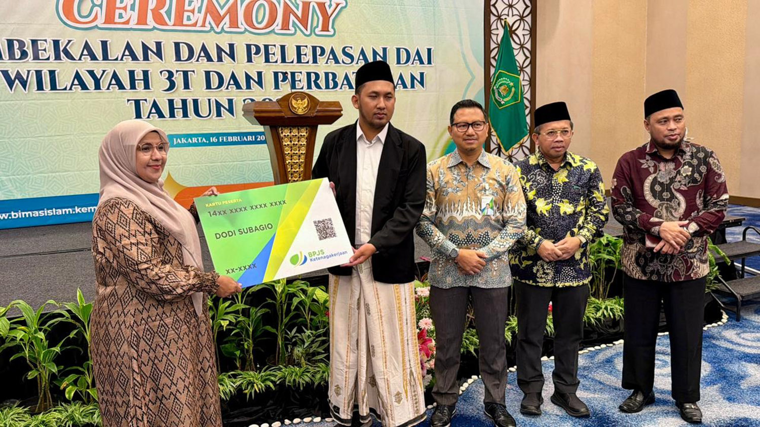 Sekretaris Direktorat Jenderal Bimbingan Masyarakat Islam Kementerian Agama RI Hj Lubenah (kiri) didampingi Kepala Kantor Wilayah BPJS Ketenagakerjaan Sumbar Riau Kepri Henky Rhosidien (tiga kiri).