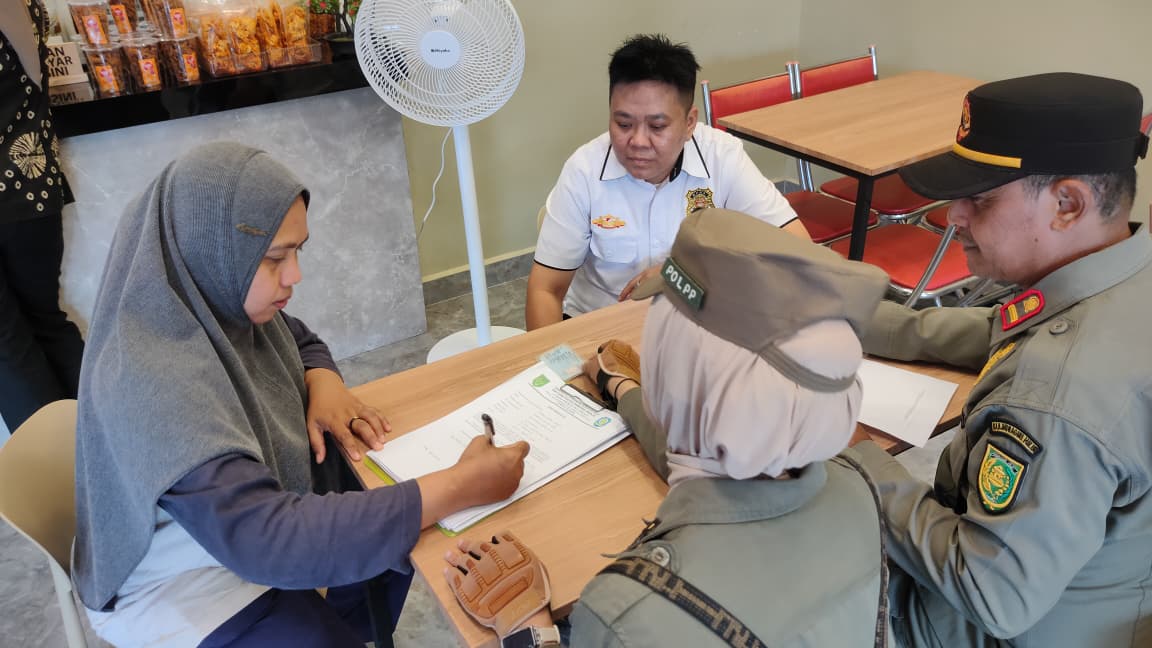 Salah seorang pelaku usaha hotel dan restoran menandatangi surat pernyataan terkait tertib Ramadhan, Rabu (18/2/2026)