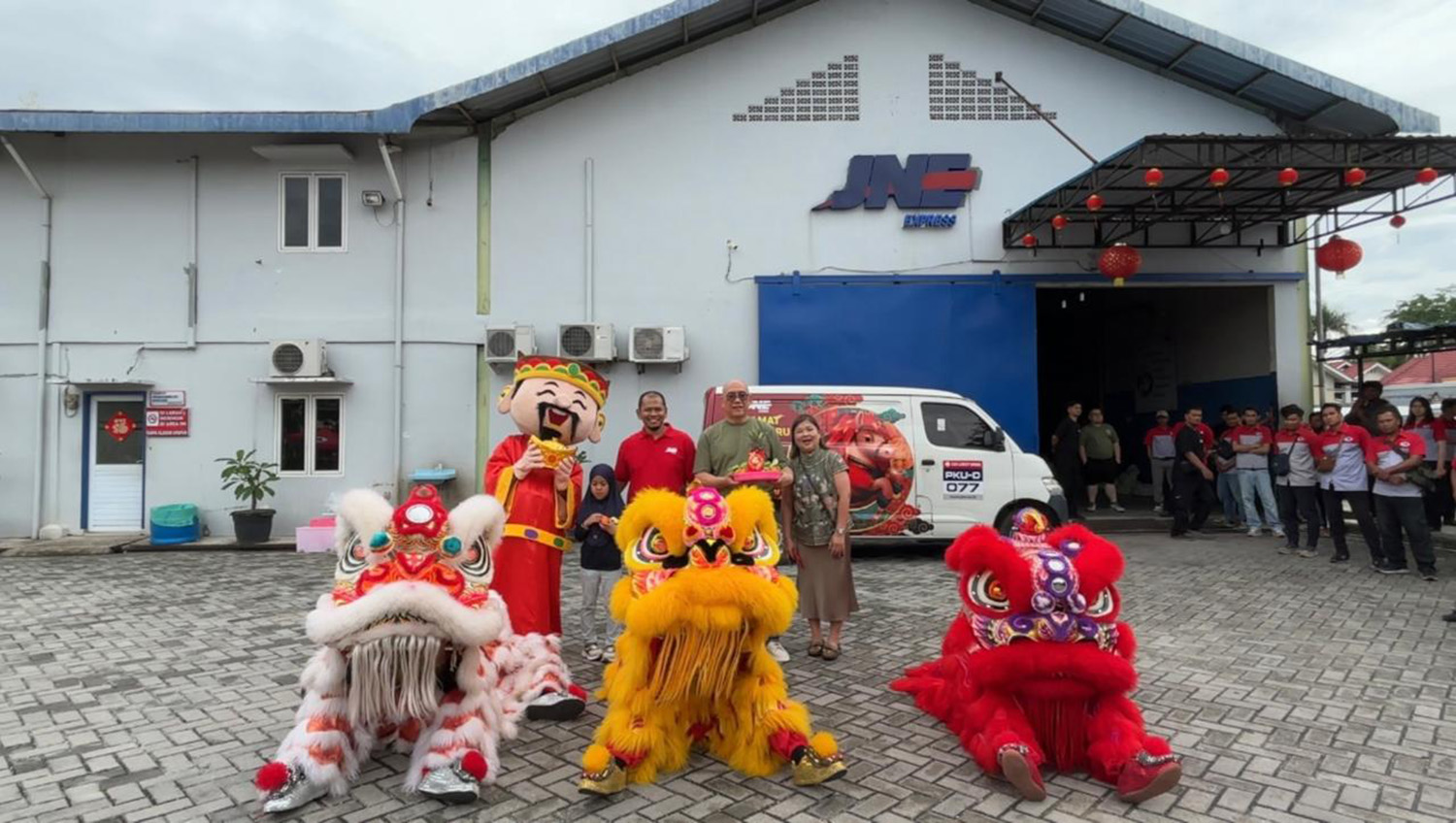 JNE Pekanbaru merayakan Imlek 2026 dengan penuh kemeriahan bersama Barongsai. Kehadiran  Pimpinan beserta Ksatria dan Srikandi JNE Pekanbaru menambah euforia perayaan Imlek tahun ini.
