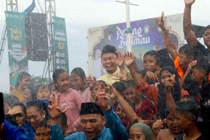 Wali Kota Pekanbaru Agung Nugroho bersama warga Pekanbaru saat Tradisi Petang Balimau dalam menyambut bulan Suci Ramadan di Rumah Tuan Kadi, Pekanbaru, Rabu (18/2/2026).