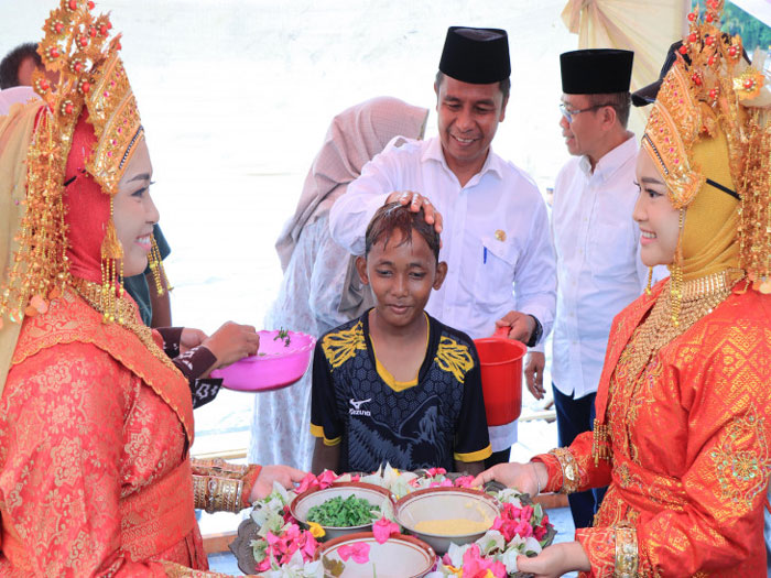 Bupati Kabupaten Kampar Ahmad Yuzar bersama istri Tengku Nurheryani Ahmad Yuzar menghadiri Balimau Kasai Kampar di Desa Batu Belah, Kecamatan Kampar, Rabu (18/2/2026).