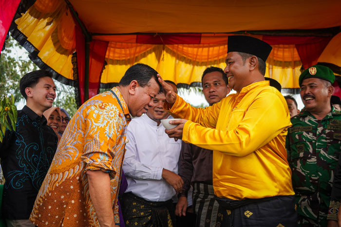 Beny Datuk Bandaro XVI Antau Singingi, menyirami air limau pada Bupati Kuansing Dr H Suhardiman Amby MM sebagai simbol dimulainya Mandi Balimau di Batang Lembu Kecamatan Singingi, Rabu (18/2/2026).