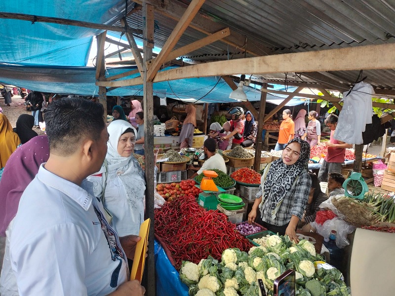 Pihak Dinas Kopdagrin Kuansing meninjau harga sembako di pasar modern tradisional Kuansing, Rabu (18/2/2026) .