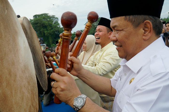 Plt Gubri SF Hariyanto (kanan) dan Wako Pekanbaru Agung Nugroho ( 2 kanan) saat menabuh bedug tanda dimulainya Tradisi Petang Balimau menyambut bulan Ramadan di Rumah Tuan Kadi, Rabu (18/2/2026).