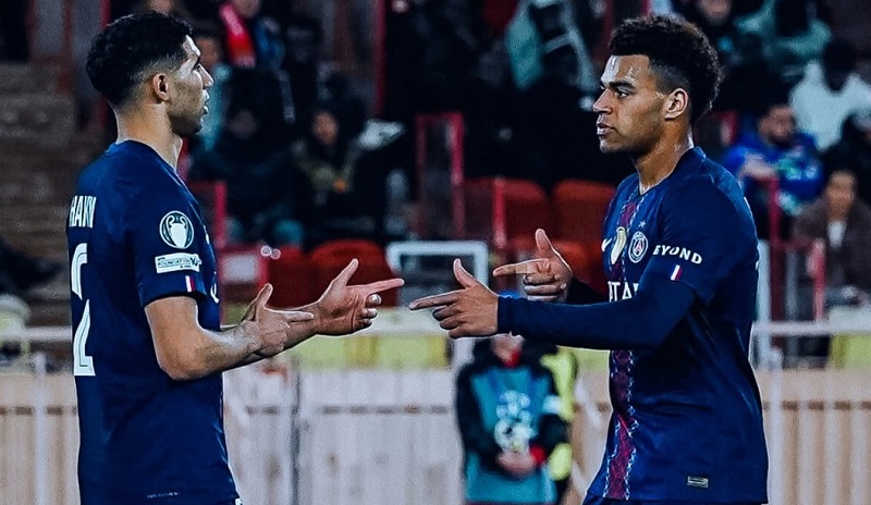 Achraf Hakimi (kiri) dan Desire Doue melakukan selebrasi saat membawa PSG melakukan comeback untuk mengalahkan AS Monaco 3-2 pada leg 1 play-off Liga Champions.