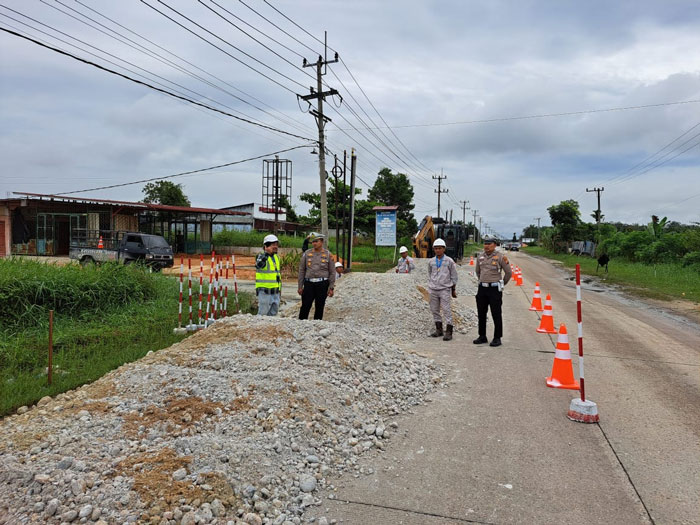 Personil Satlantas Polres Pelalawan memberlakukan buka tutup jalan untuk mengantisipasi kemacetan dampak pengerjaan penimbunan dan peninggian badan Jalintim KM 75, Rabu (18/2/2026).