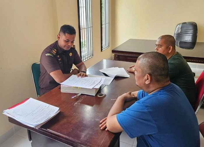 Kejari Kampar menerima pelimpahan tersangka dan barang bukti (tahap II) perkara dugaan pemalsuan surat tanah yang mengarah pada praktik mafia tanah dari penyidik Polres Kampar, Rabu (18/2/2026).
